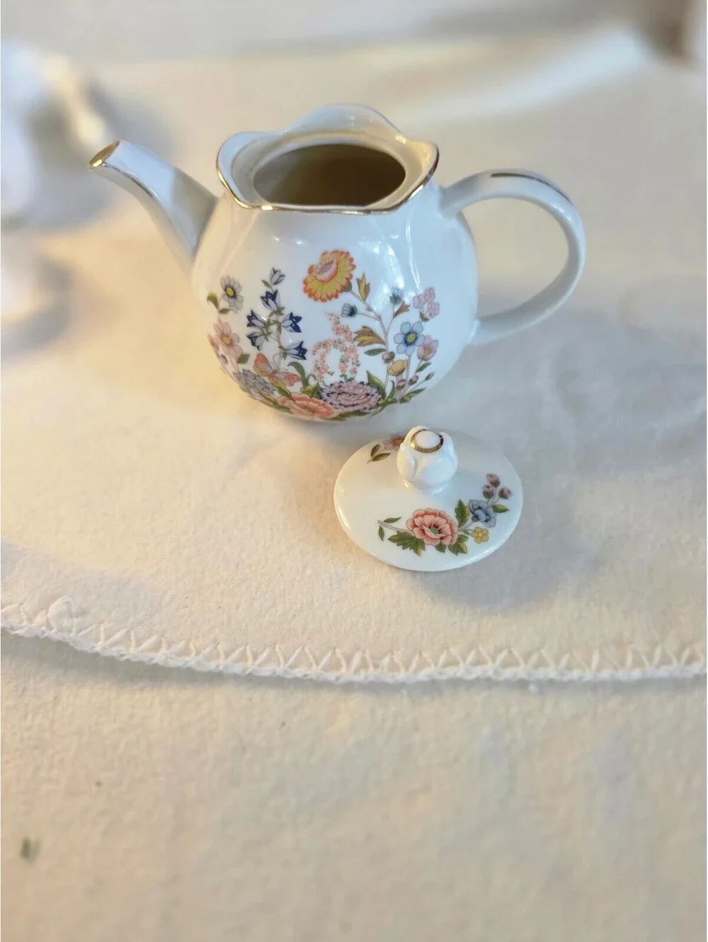 Vintage 1989 Robinson Design Group Floral Porcelain Teapot Japan Gold Trim